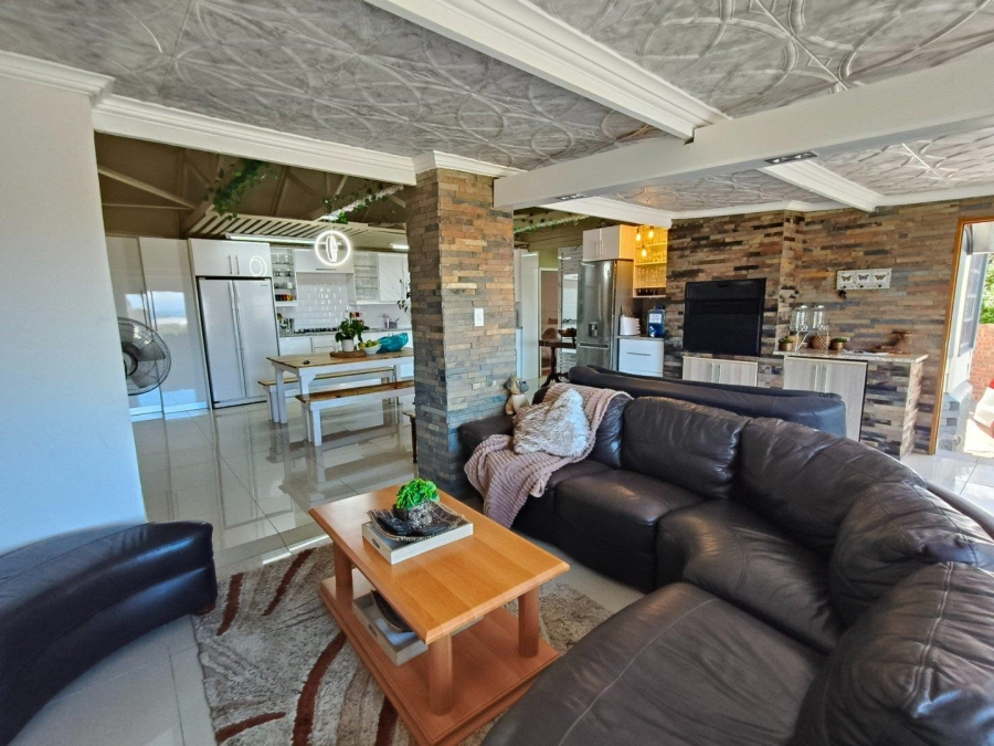 3 Bedroom Property for Sale in Wavecrest Eastern Cape